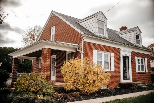 Building Photo - 870 E Main St