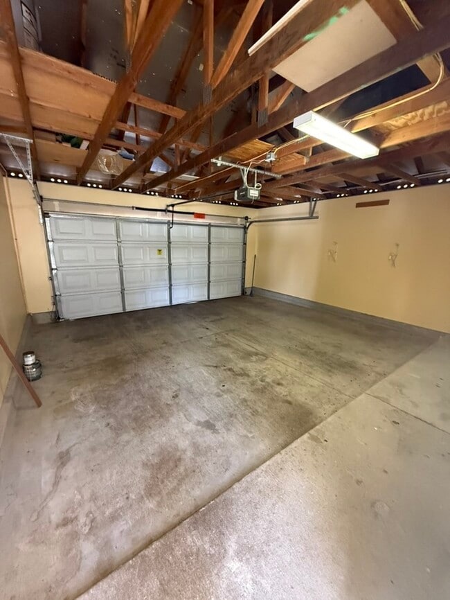 Building Photo - Beautiful & Spacious Pet-Friendly Home at ...