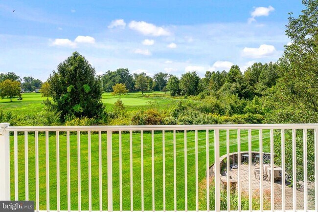 Building Photo - 156 E Country Club Dr