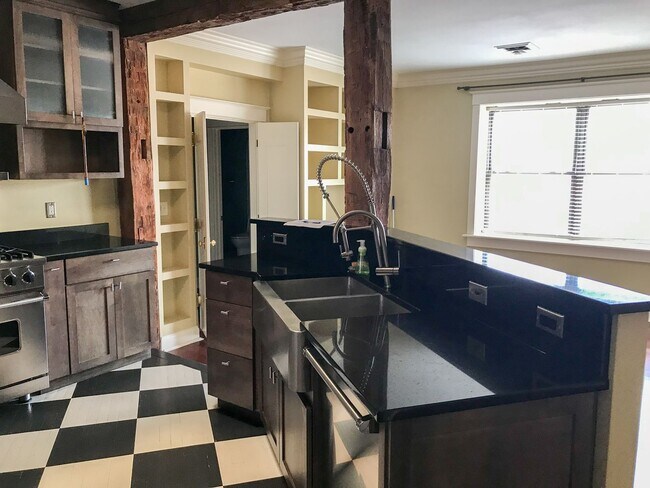 Building Photo - Upscale Luxury Downtown Apartment