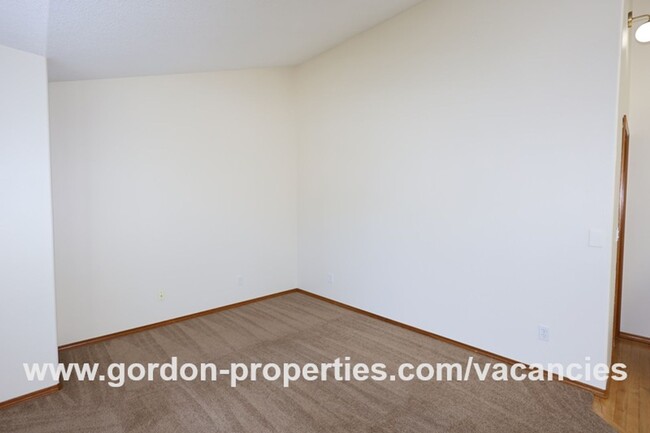 Building Photo - $2,495.00 - SE Condor Pl - Gresham 3 bedro...