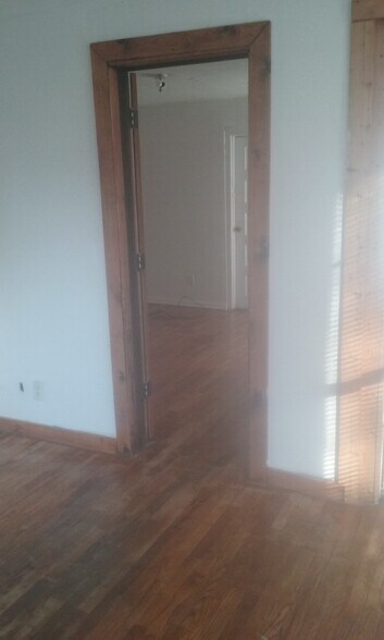 Building Photo - 204 W Ells Ave