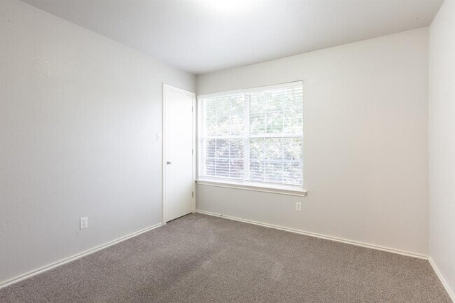 Building Photo - 329 Outfitter Dr