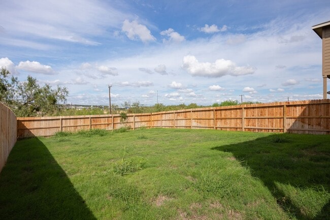 Building Photo - Spacious 4 Bed / 2.5 Bath Home – 2,243 Sq Ft + Resort-Style Amenities