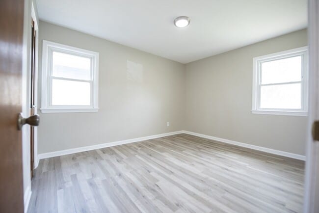 Building Photo - 9328 W Ridgewood Dr