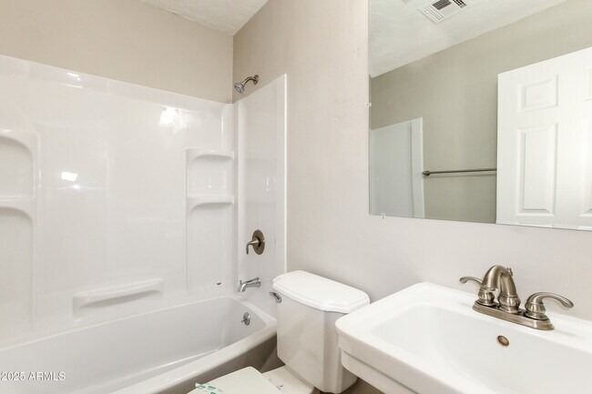 Building Photo - 9007 W Cinnabar Ave