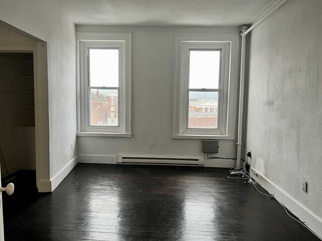 Building Photo - 304 Main St