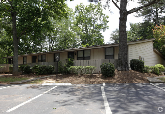 Primary Photo - Parkwood Village Apartments