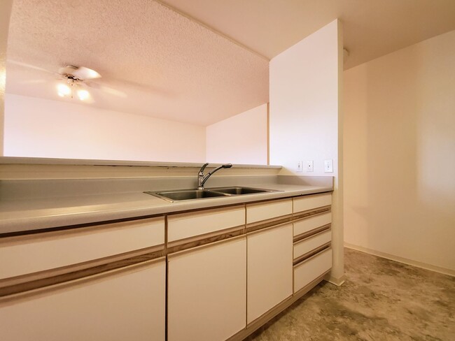 Building Photo - Available May 12, 2025 | 2 Bedroom, 2 bath...