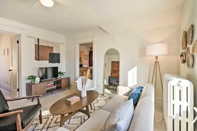 Building Photo - Charming Upper Level Duplex