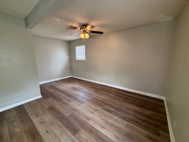 Building Photo - Lovely 5 Bedroom 2 Bathroom with a Fenced Backyard!