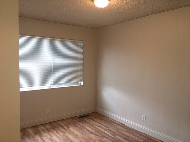 Building Photo - Reno Duplex - 1 Small Pet Friendly, Garage...