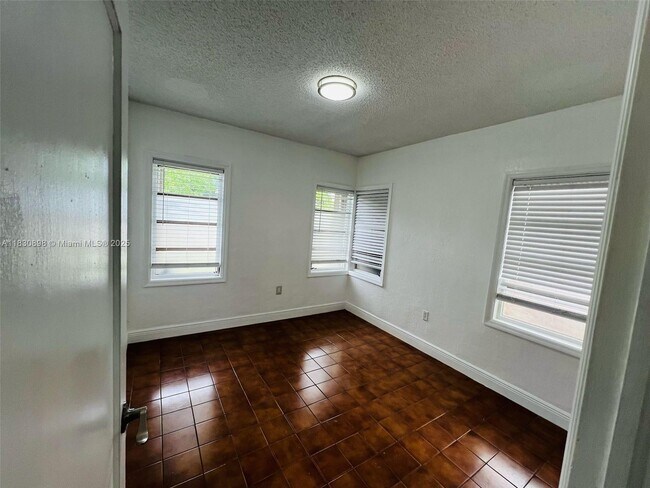 Building Photo - 3110 SW 23rd Terrace