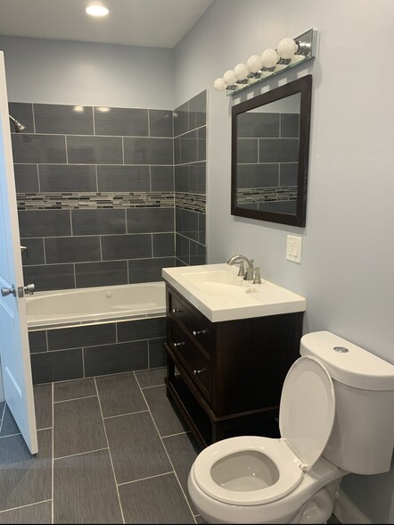 spacious bathroom w/ jetted tub - 2719 W 24th Pl