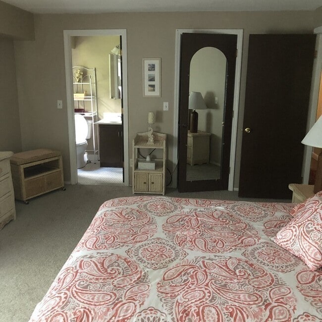 Building Photo - 685 Oak St