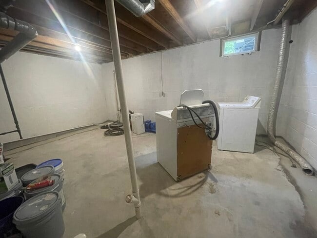 Building Photo - 3 Bedrooms 2 Bathrooms in a GREAT AREA