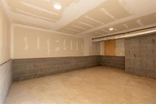 Building Photo - 3 Pickering Dr