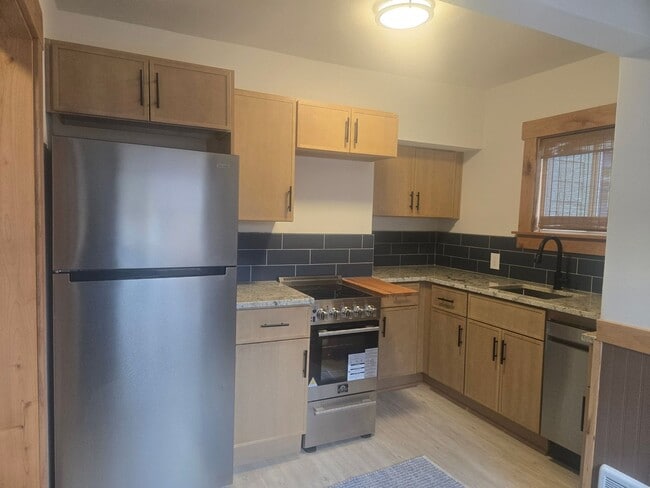 Building Photo - FOR RENT – 1 BED PLUS, 1 BATH DOWNTOWN COE...