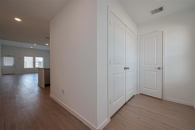 Building Photo - 5110 Sunvalley Bend Dr