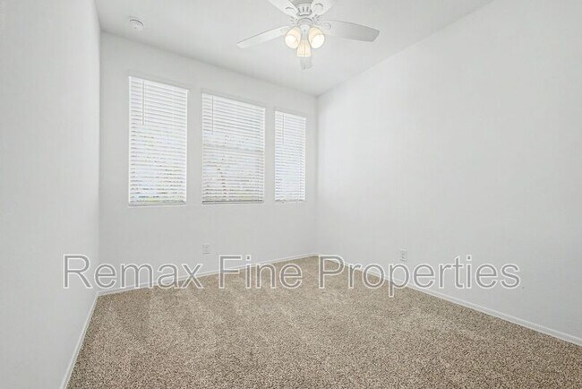 Building Photo - 15543 W Desert Hollow Dr