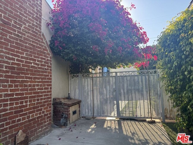 Primary Photo - 1155 S La Jolla Ave
