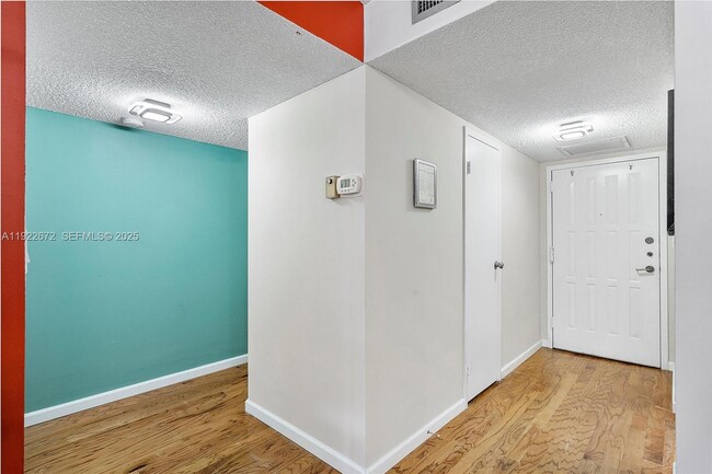 Building Photo - 600 Parkview Dr