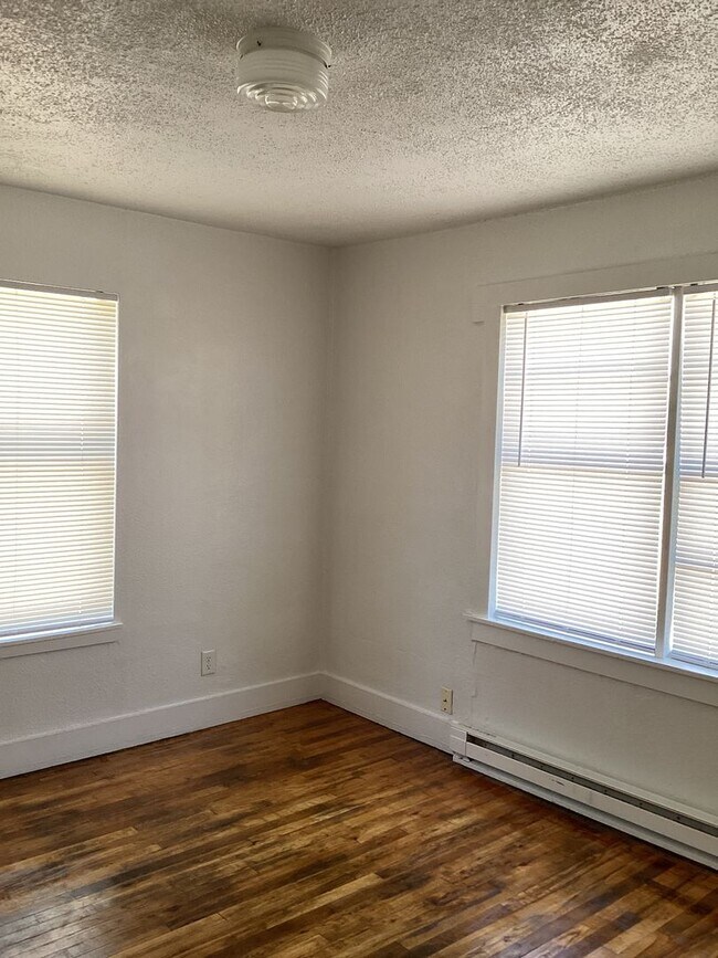 Building Photo - Newly Renovated 3 Bed Home! Located in Portales !