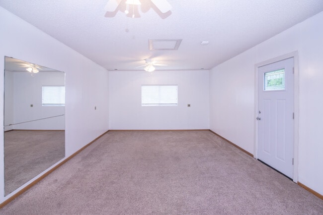 Building Photo - 40611 W 10 Mile Rd