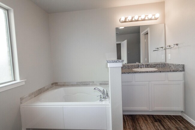 Building Photo - 2002 Kenwood Ave