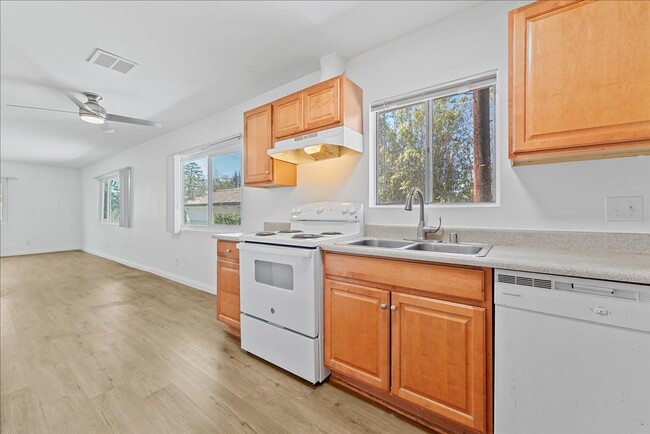 Building Photo - 5709 Hazeltine Ave