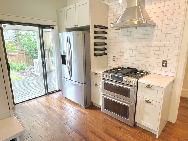 Building Photo - Gorgeous Rose City Park 4 bed Craftsman