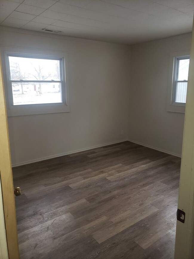 Building Photo - 3 Bedroom in New Haven 2 Bath with Man Cav...