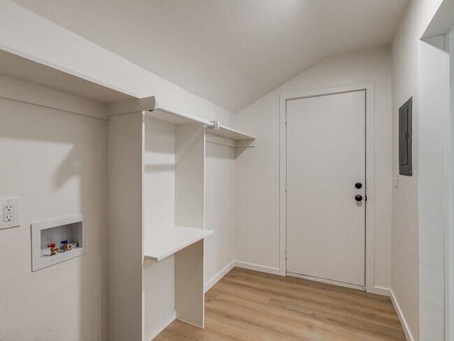Building Photo - 1723 W Park Pl