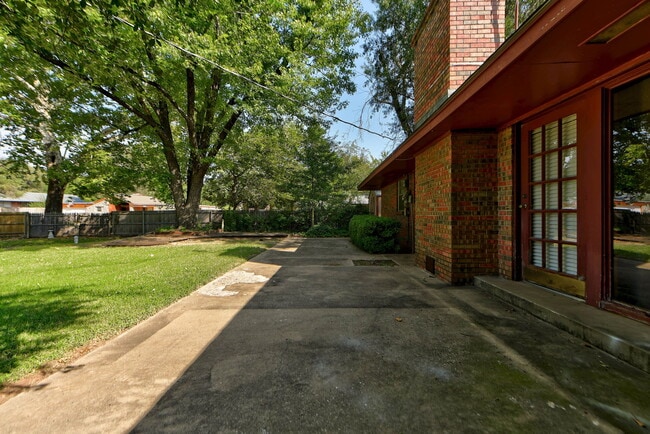 Building Photo - 1202 Benson Dr