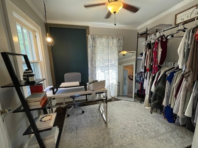 Building Photo - Large bright and clean Brookside home