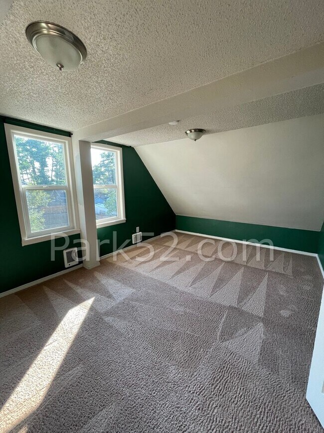 Building Photo - 3 Bedroom Tacoma Single Family Home- Pet Friendly!