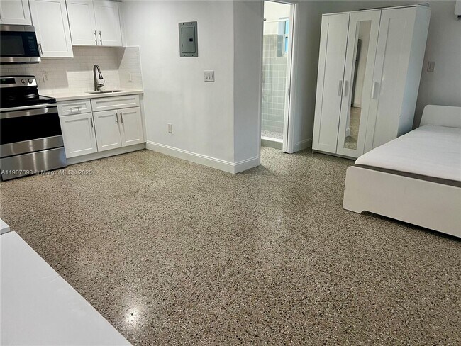 Building Photo - 1405 SE 2nd St