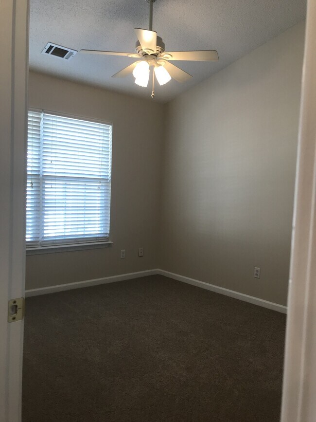 Building Photo - 3 Bedroom  2.5 Bath townhome located at  T...