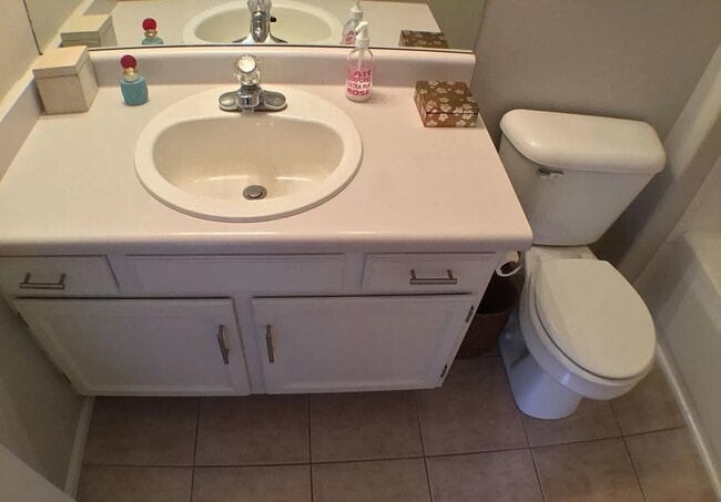 Building Photo - Beautiful townhome is Crown Point II!