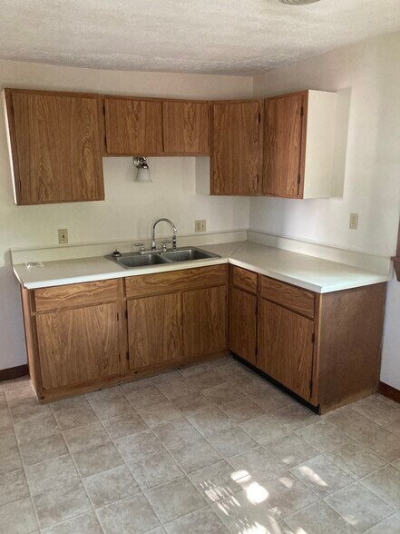 Kitchen - 33 Tyler St