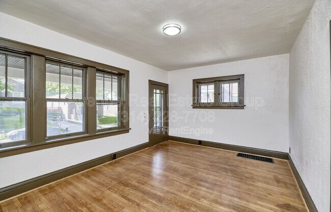 Building Photo - 5021 Ray Ave