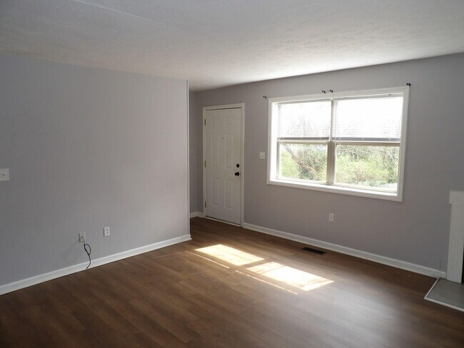 Building Photo - 902 Plaza Dr