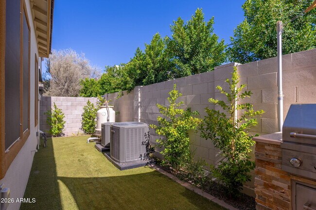 Building Photo - 1555 E Ocotillo Rd