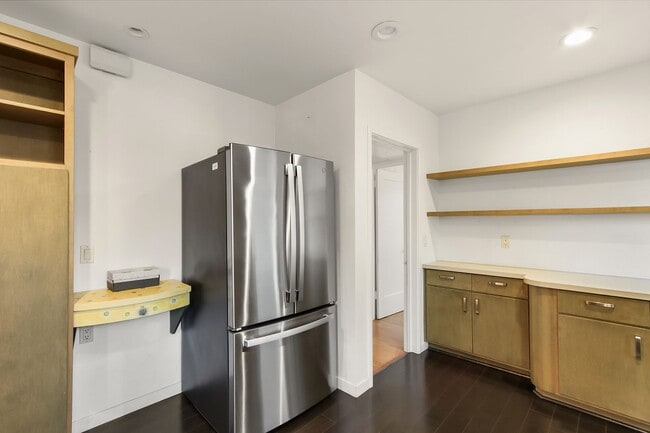 Building Photo - Downtown Davis Cottage-Available for Spring Move In