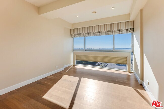 Building Photo - 2220 Ave of the Stars