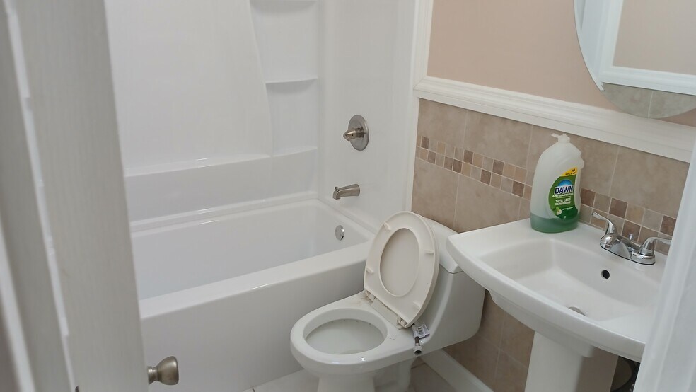 Main bath with bath shower - 2286 Sherwood Dr
