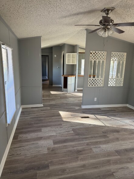 Building Photo - 924 W 49th St