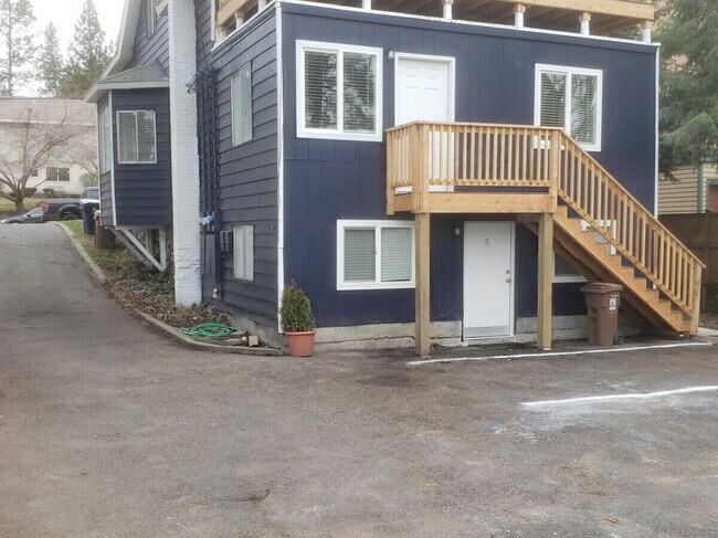 Building Photo - Updated 2 Bd 2 Ba 1050 sq/ft unit w/ laundry & off-street parking 1/2 Month Free Rent