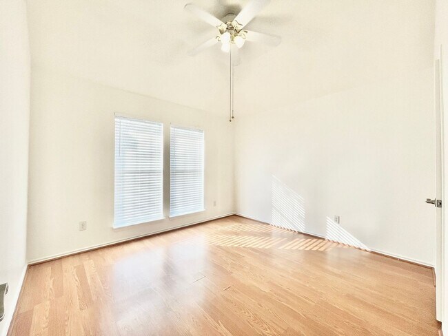 Building Photo - Recently updated home minutes from Grandscape