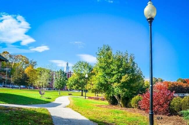 Building Photo - 10 4th St